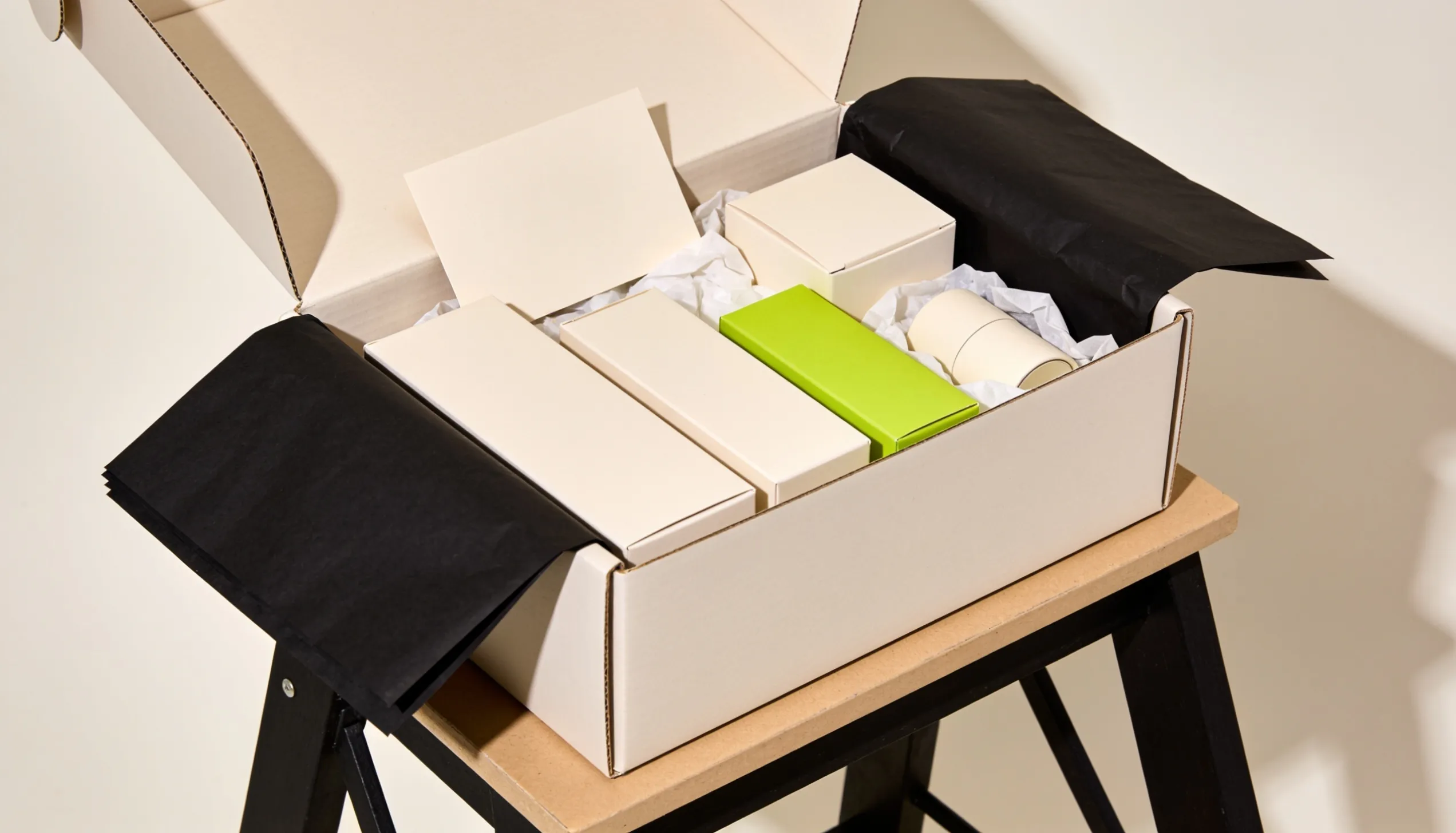 Kitting en subscription boxes — samengestelde giftboxes op een inpaktafel